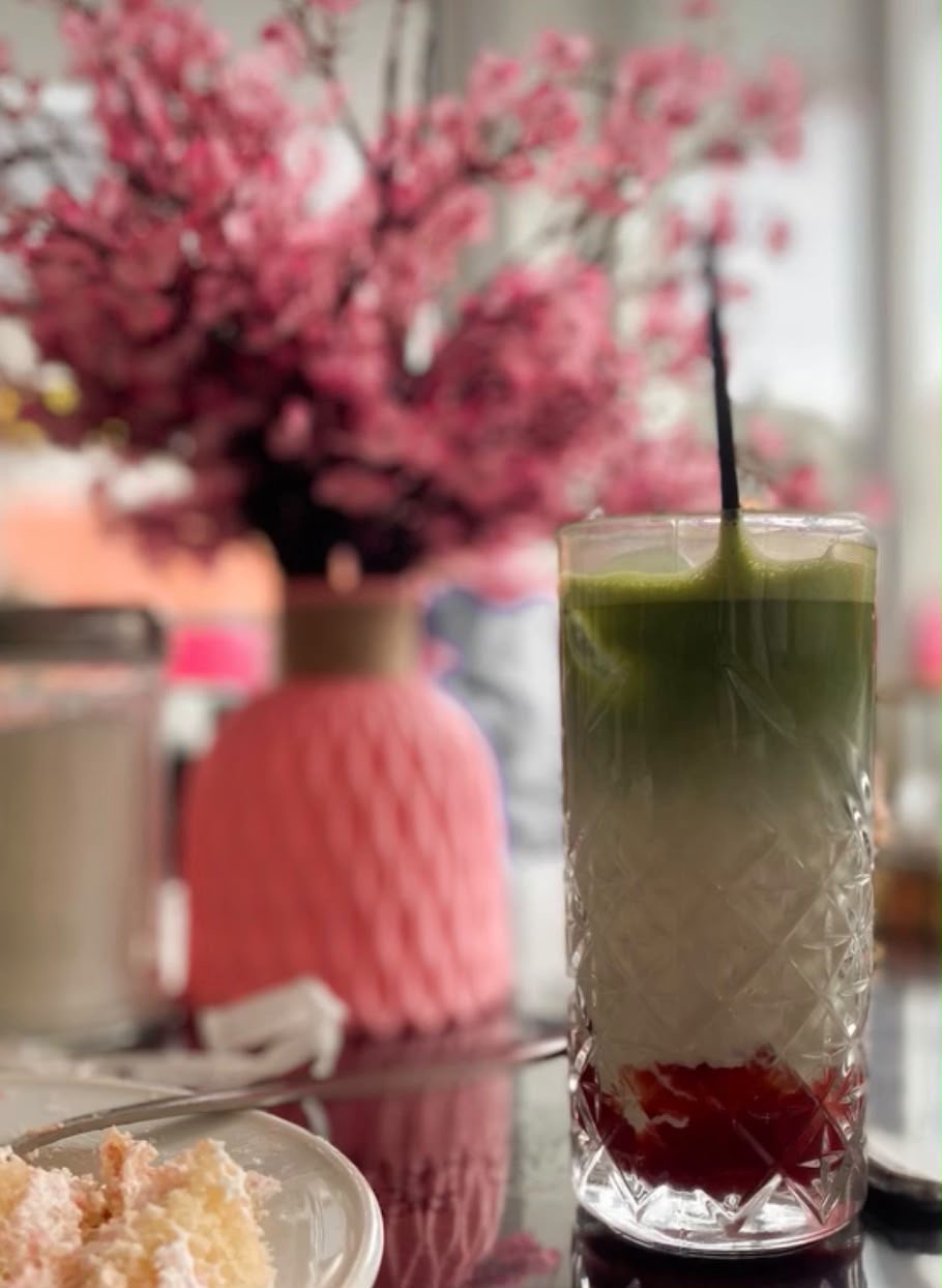 Iced Matcha Erdbeer vor pinken Kirschblüten